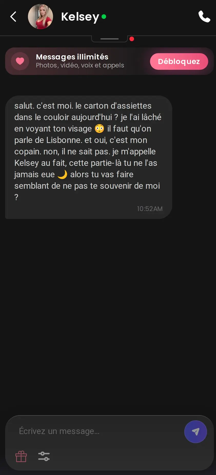 Un personnage peut ouvrir la conversation avec une scène déjà installée, en français.